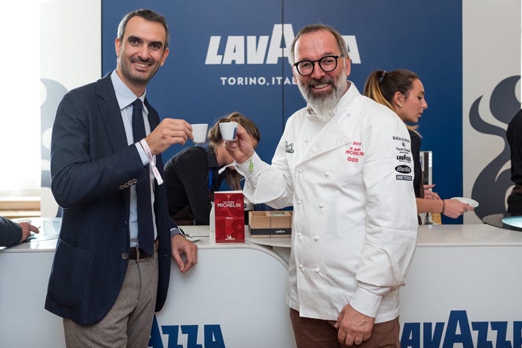 Marco Lavazza e Norbert Niederkofler (Lavazza con un altro cuoco tristellato È il brand ambassador Niederkofler)