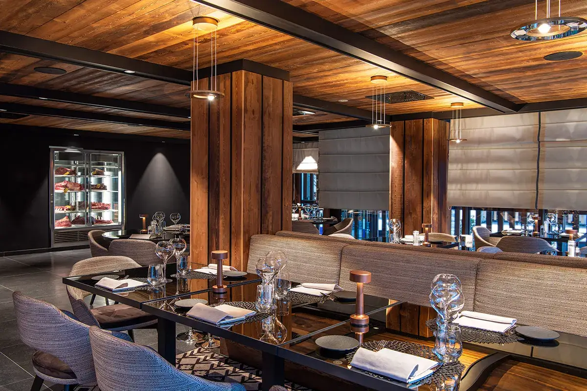 Steakhouse Cervo Rosso Dall'hotel alla Loge sui campi da sci, [Le Massif vince anche grazie all'alta cucina]