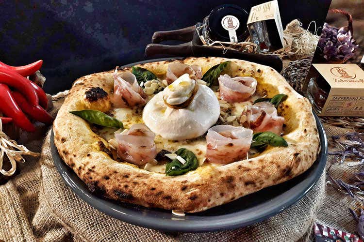 (Le pizze di ricerca di Francesco Fortuna In Calabria l'impasto &egrave; con lo zafferano)