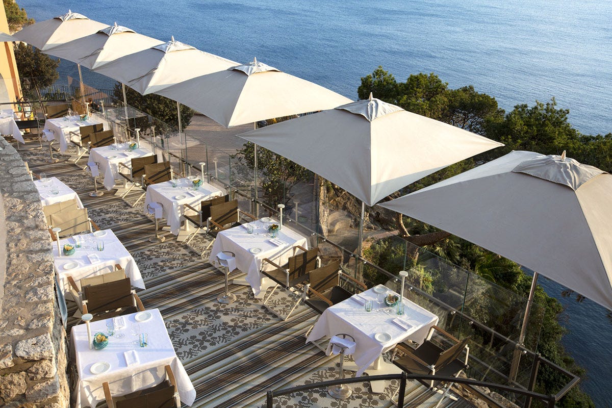La terrazza del ristorante Le Monzù La magia di Capri in una casa: benvenuti all’Hotel Punta Tragara