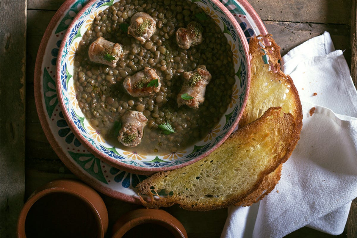 Una minestra di lenticchie e carne Legumi: cibo del futuro amico dell'agricoltura sostenibile