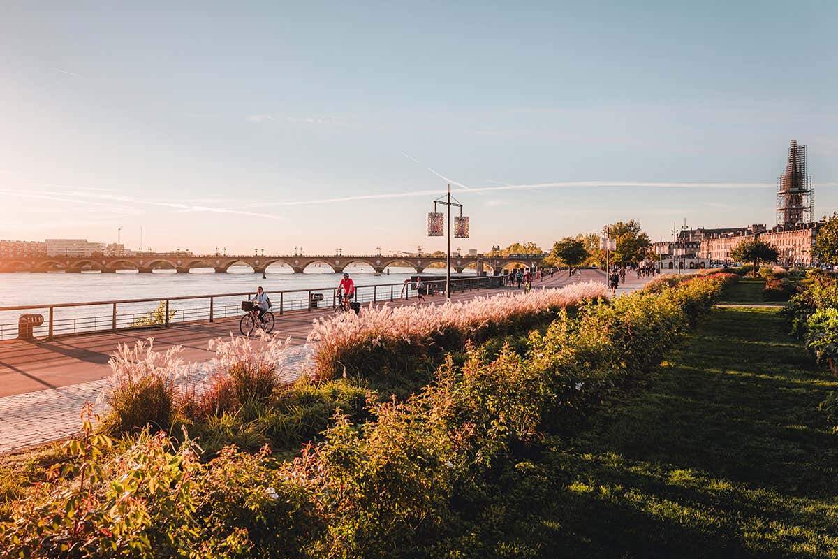 Le banchine di Bordeaux all'alba