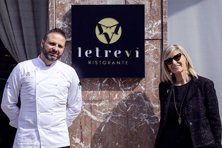 Paolo Romeo e Antonella Ruggeri di fronte all'ingresso del ristorante Letrevì - Paolo Romeo ritorna a Messina con il ristorante-bar Letrevì