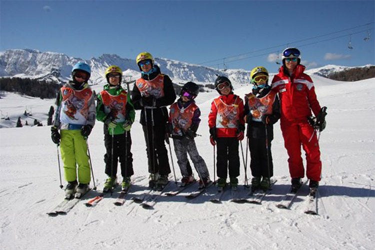 Lezioni di sci per bambini e mercatini L'inverno al Grand Hotel Cavallino Bianco