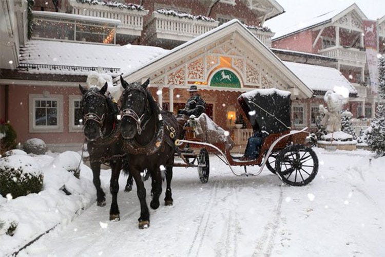 Lezioni di sci per bambini e mercatini L'inverno al Grand Hotel Cavallino Bianco