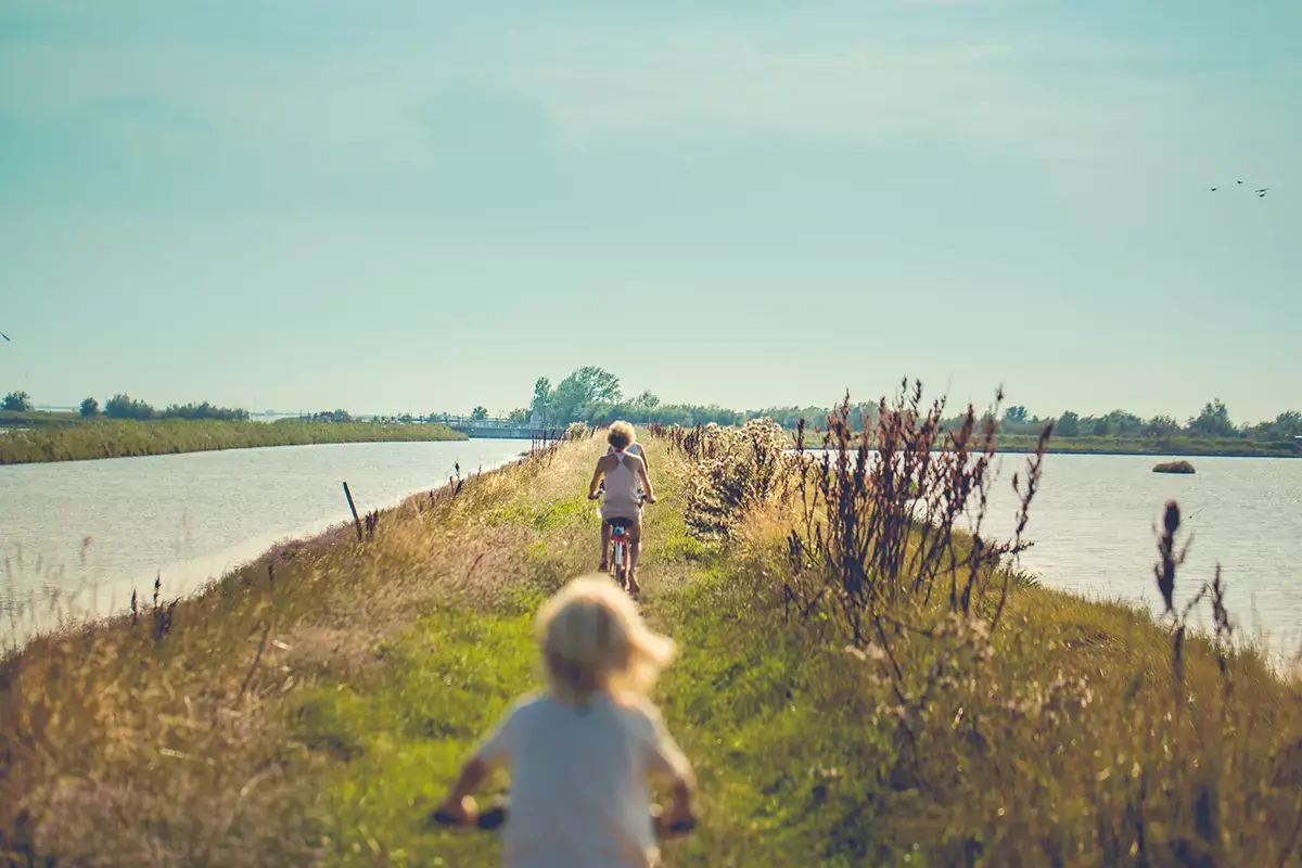 Lidi di Comacchio in bicicletta. Foto: Consorzio Visit Ferrara Da Ferrara a Comacchio, in bici e sull&rsquo;acqua nella terra della dolce vita