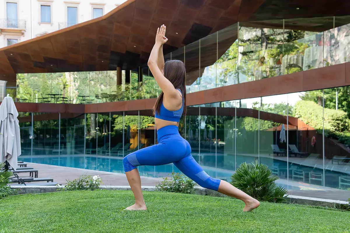 Yoga in giardino al Lido Palace di Riva del Garda. Foto: Francesca Bocchia Yoga retreat: hotel e resort per ricaricarsi a Primavera