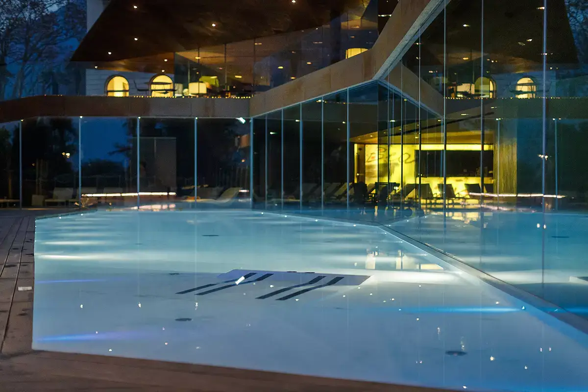 La piscina della spa Belle Époque contemporanea al Lido Palace di Riva del Garda