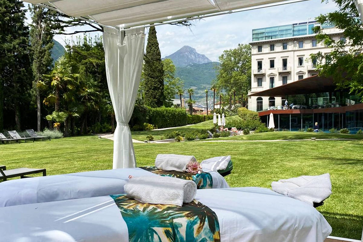 Il Gazebo per i massaggi all'aperto Belle Époque contemporanea al Lido Palace di Riva del Garda