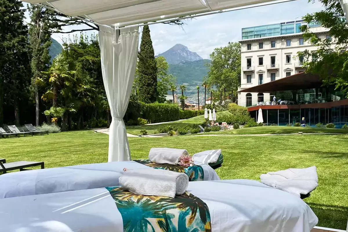 Il Gazebo per i massaggi all'aperto Belle &Eacute;poque contemporanea al Lido Palace di Riva del Garda