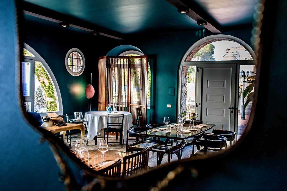 All’interno mix di Art Déco e opere contemporanee Lido 84, quando il lago di Garda entra in cucina All’interno mix di Art Déco e opere contemporanee Lido 84, quando il lago di Garda entra in cucina