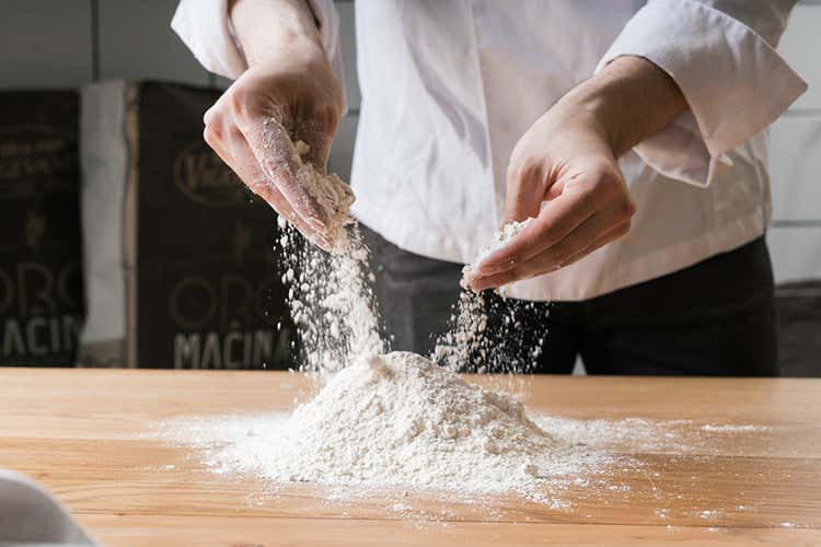 I lieviti professionali Molino Vigevano sono la scelta ideale per i professionisti che non vogliono rinunciare ai benefici e alla tradizione del lievito naturale o della pasta madre, risparmiando tempo prezioso (Lievito e pasta madre Gli alleati perfetti dei pizzaioli)