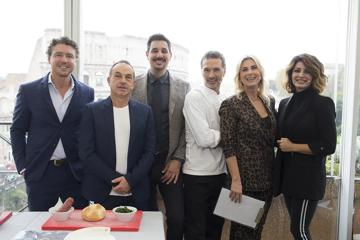 I vip impegnati in gara. Da sinistra: Gian Luigi Ligasacchi, Antonio Giuliani, Diego Thomas, il cuoco Gennaro Di Iorio, Federica De Denaro e Samantha Togni Tutto il gusto del Cacciatore in un panino, il Consorzio celebra il salame Dop