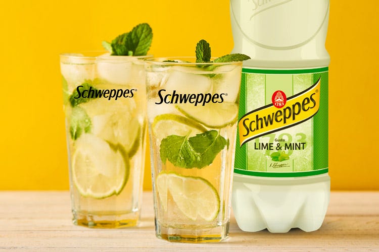 La Schweppes lime & mint in un cocktail (Lime e foglie di menta Novità Schweppes per l’estate)