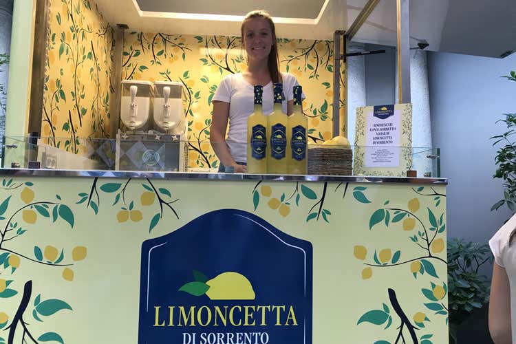 (Limoncetta di Sorrento conquista Milano Via della Spiga diventa la strada dei limoni) (Limoncetta di Sorrento conquista Milano Via della Spiga diventa la strada dei limoni)