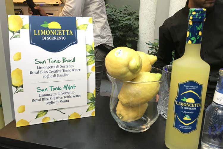 (Limoncetta di Sorrento conquista Milano Via della Spiga diventa la strada dei limoni) (Limoncetta di Sorrento conquista Milano Via della Spiga diventa la strada dei limoni)