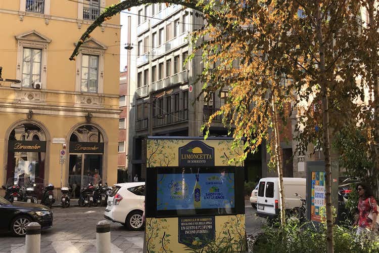 (Limoncetta di Sorrento conquista Milano Via della Spiga diventa la strada dei limoni) (Limoncetta di Sorrento conquista Milano Via della Spiga diventa la strada dei limoni)