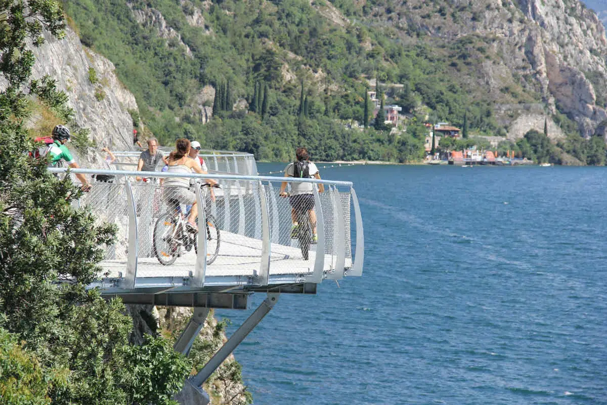 &Egrave; una delle ciclovie pi&ugrave; belle al mondo. Fonte: Garda Post Tre milioni di turisti in tre anni per la spettacolare ciclovia a sbalzo del Garda