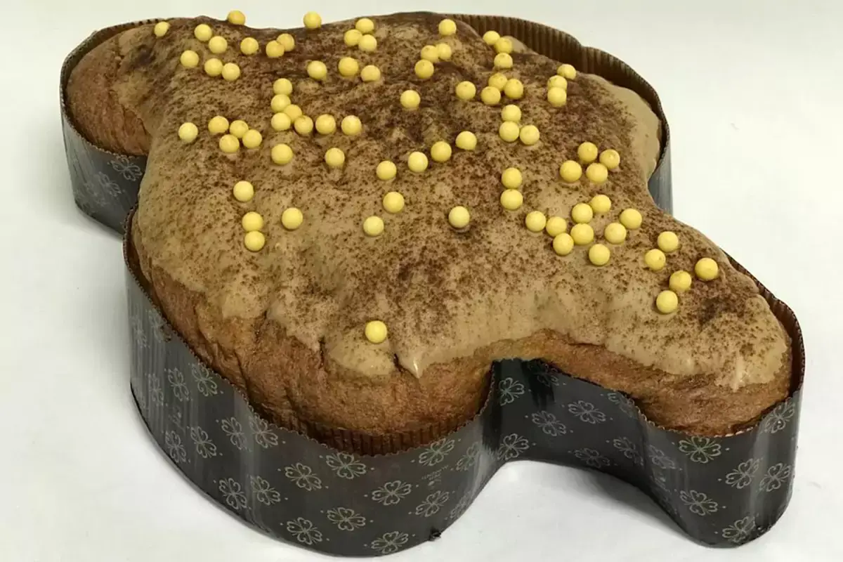 Colomba con limone e liquirizia La mano dell&rsquo;artigiano per modellare il dolce di Pasqua