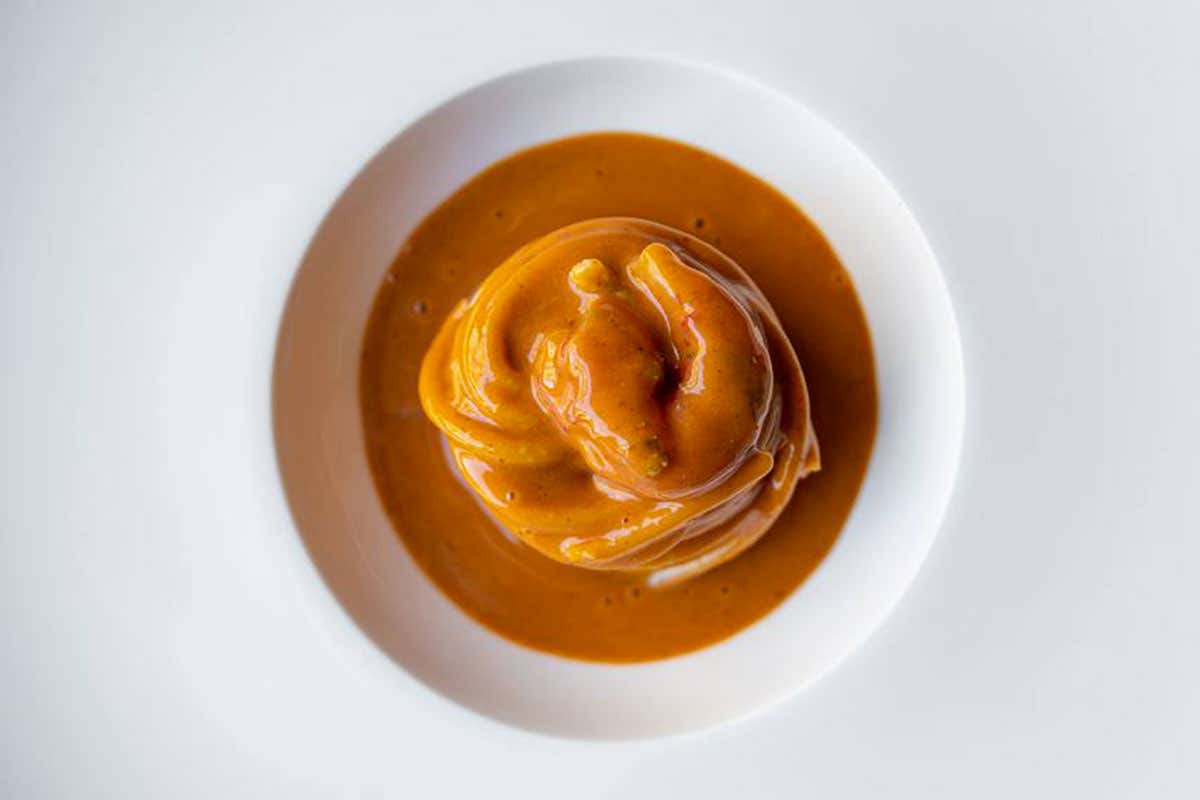 La Carbon-d’oro che fa discutere Milano: Emin Haziri trasforma la tradizione in lusso e scintille La Carbon-d’oro che fa discutere Milano: Emin Haziri trasforma la tradizione in lusso e scintille