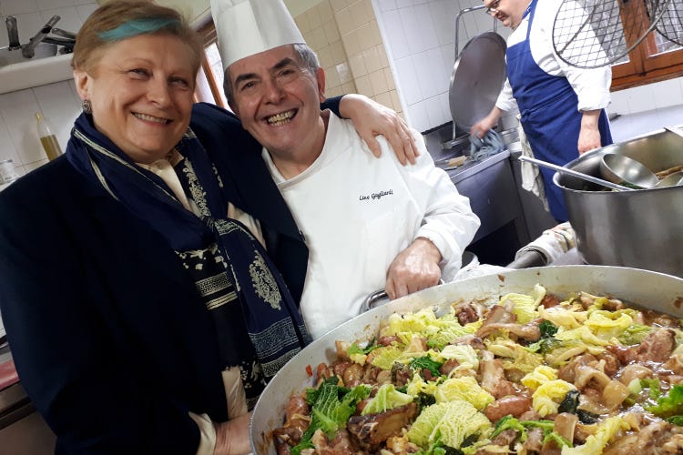 Rosaria Morganti e Lino Gagliardi in cucina (Lino Gagliardi torna nelle Marche e porta con sé la sua cassoela)