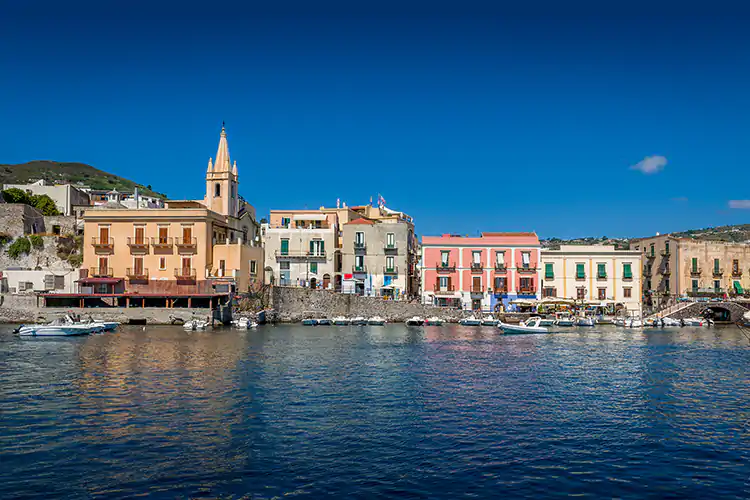 Sono gi&agrave; 2.500 i vaccinati Lipari Covid free per l&rsquo;estate Definita la campagna vaccinale