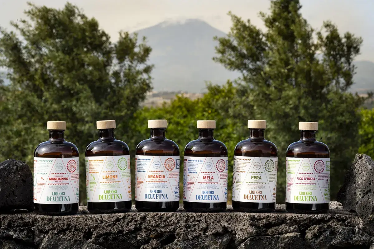I sette Liquori dell'Etna Arrivano i Liquori dell&rsquo;EtnaInfusi nati ai piedi del vulcano