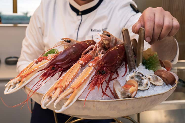 Il mare &egrave; protagonista nella carta Tappa sulla costa partenopeanell'ecclettico Litho 55