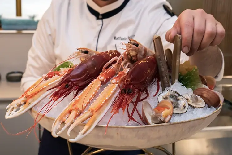 Il mare &egrave; protagonista nella carta Tappa sulla costa partenopeanell'ecclettico Litho 55