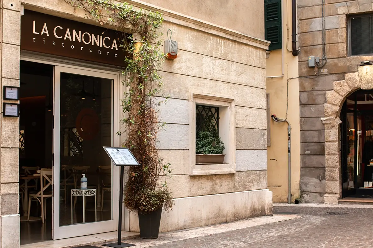 L'ingresso del ristorante Mi piace o non mi piace… Mai provato una cena al buio?