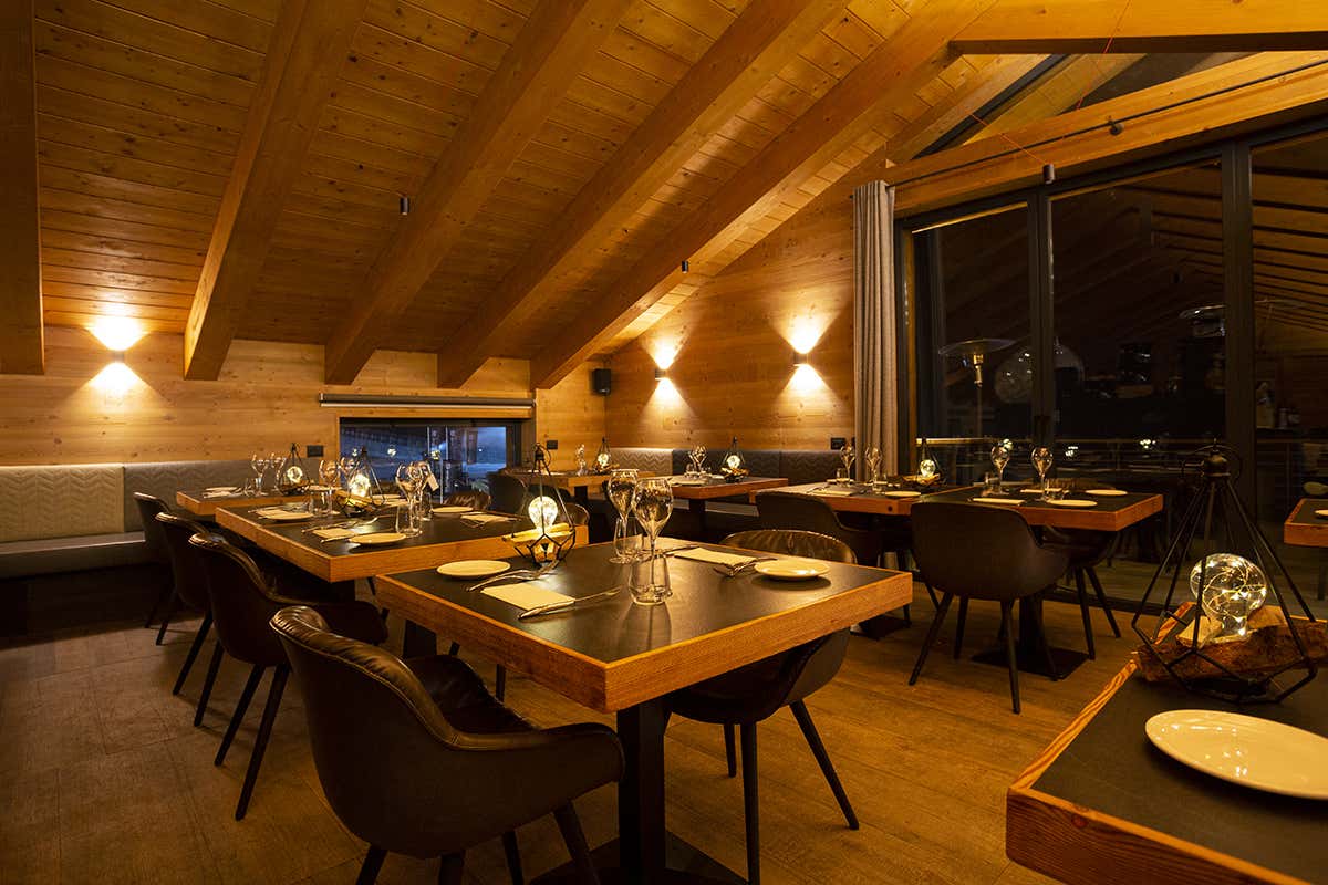 Il caldo e accogliente interno Il caldo e accogliente inverno La Loge du Massif, un tesoro gourmet sulle piste di Courmayeur