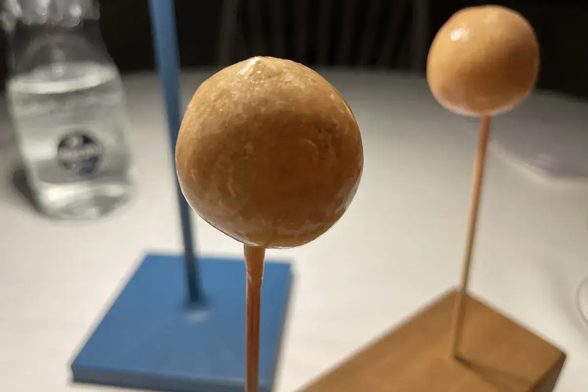 Lollipop di oliva istidda confettata Somu, a Baja Sardinia aperti in inverno: il coraggio vale la stella
