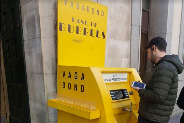La macchina che eroga calici di Prosecco in centro a Londra (Londra, Bancomat eroga Prosecco Ma il Consorzio: «È una frode»)