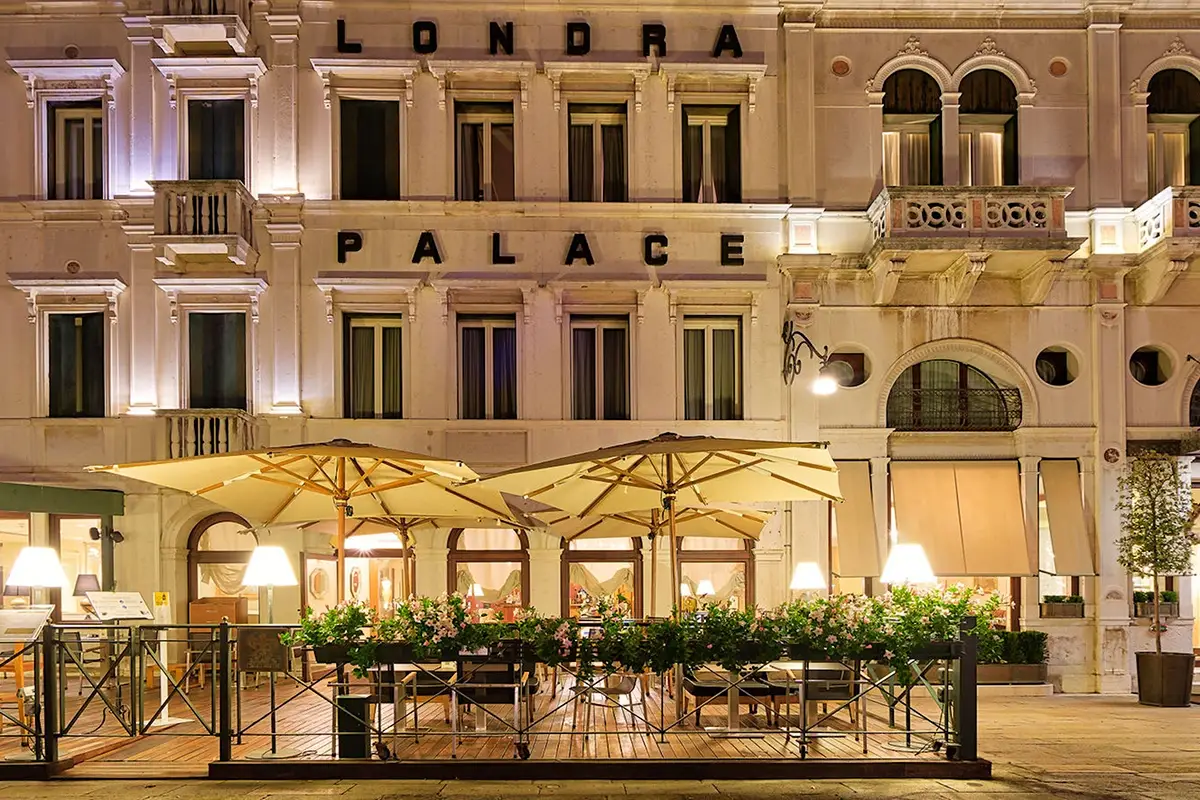 La facciata Una finestra su Venezia: tuffo nella storia all’Hotel Londra Palace