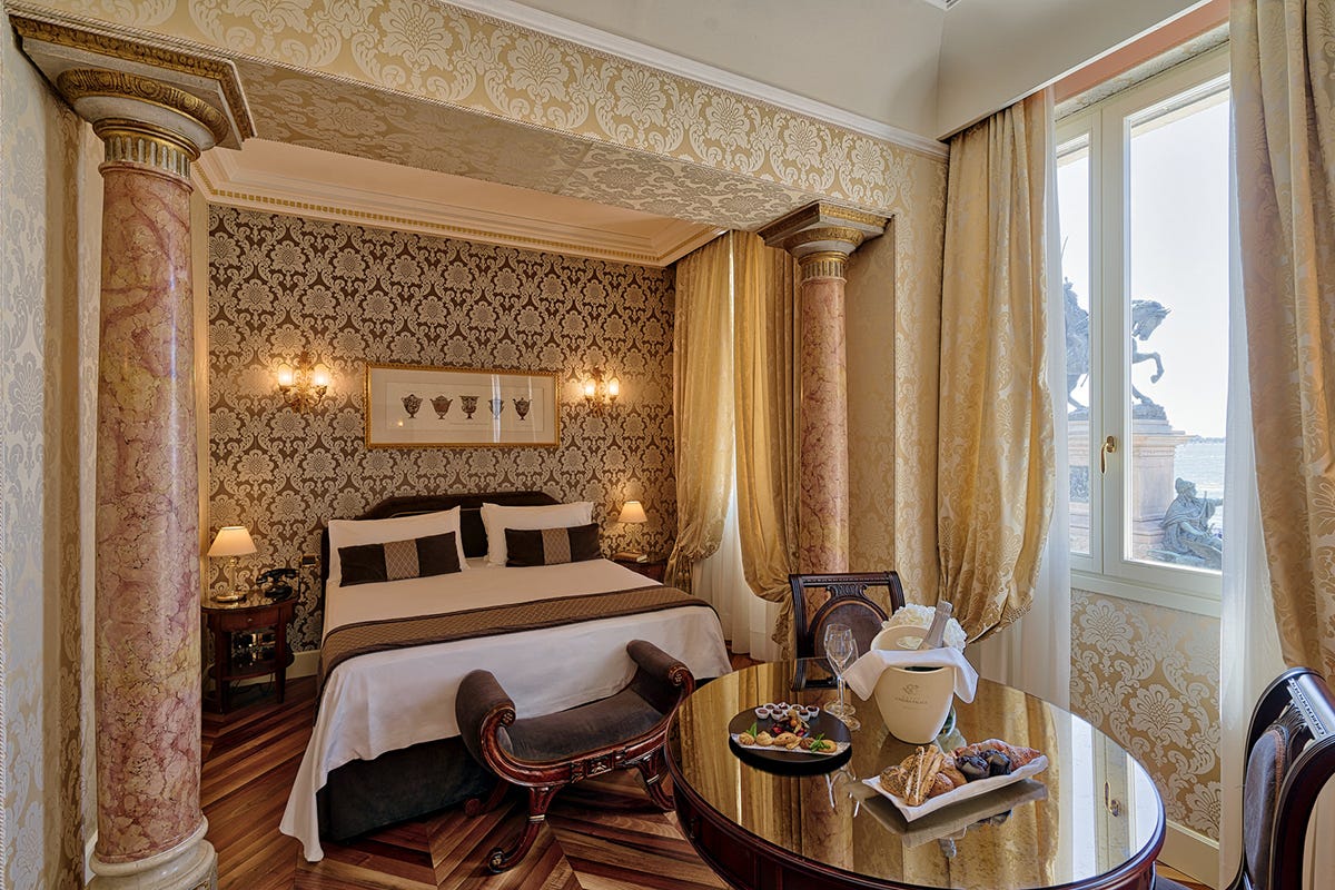 Una camera Una finestra su Venezia: tuffo nella storia all’Hotel Londra Palace