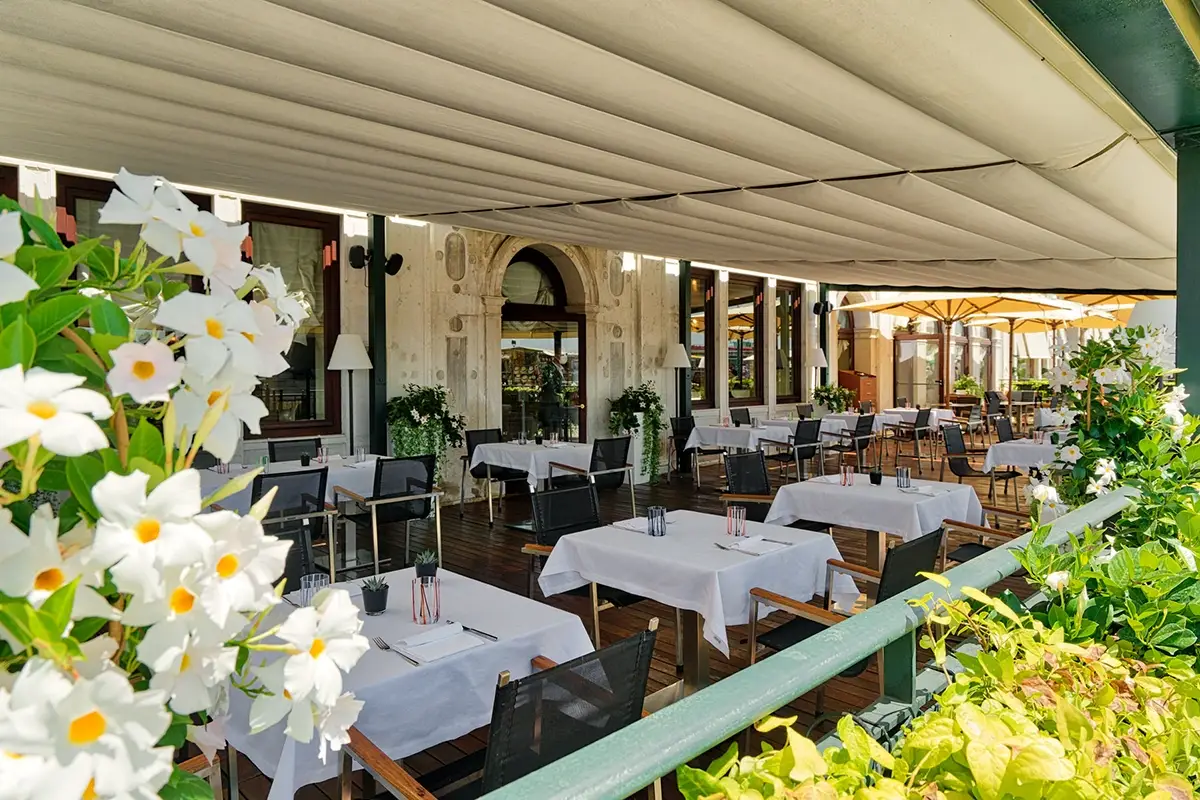 La terrazza Una finestra su Venezia: tuffo nella storia all’Hotel Londra Palace