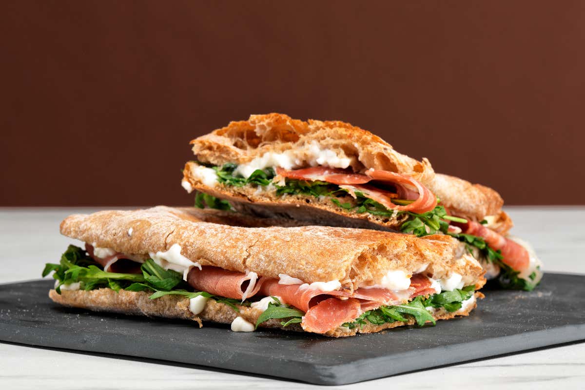 Con soli tre ingredienti: prosciutto crudo,&nbsp;squacquerone&nbsp;e rucola, Lorenzo Mancini ha preparato una ricetta inedita dal gusto che conquista (Foto&nbsp;Credit:&nbsp;Phototecnica) AB&nbsp;Mauri&nbsp;- da finire