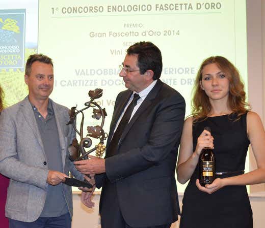 L'enologo Loris Dall'Acqua (a sinistra) ritira il premio Gran Fascetta d'Oro per l'azienda Col Vetoraz