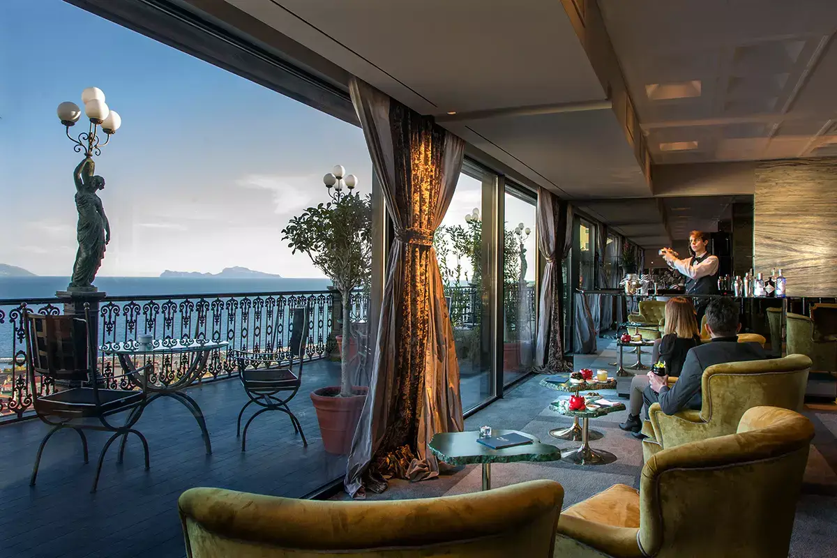 Cocktail con vista Dove berrebbe James Bond a Napoli? Al nuovo Bidder Bar del Grand Hotel Parker&rsquo;s