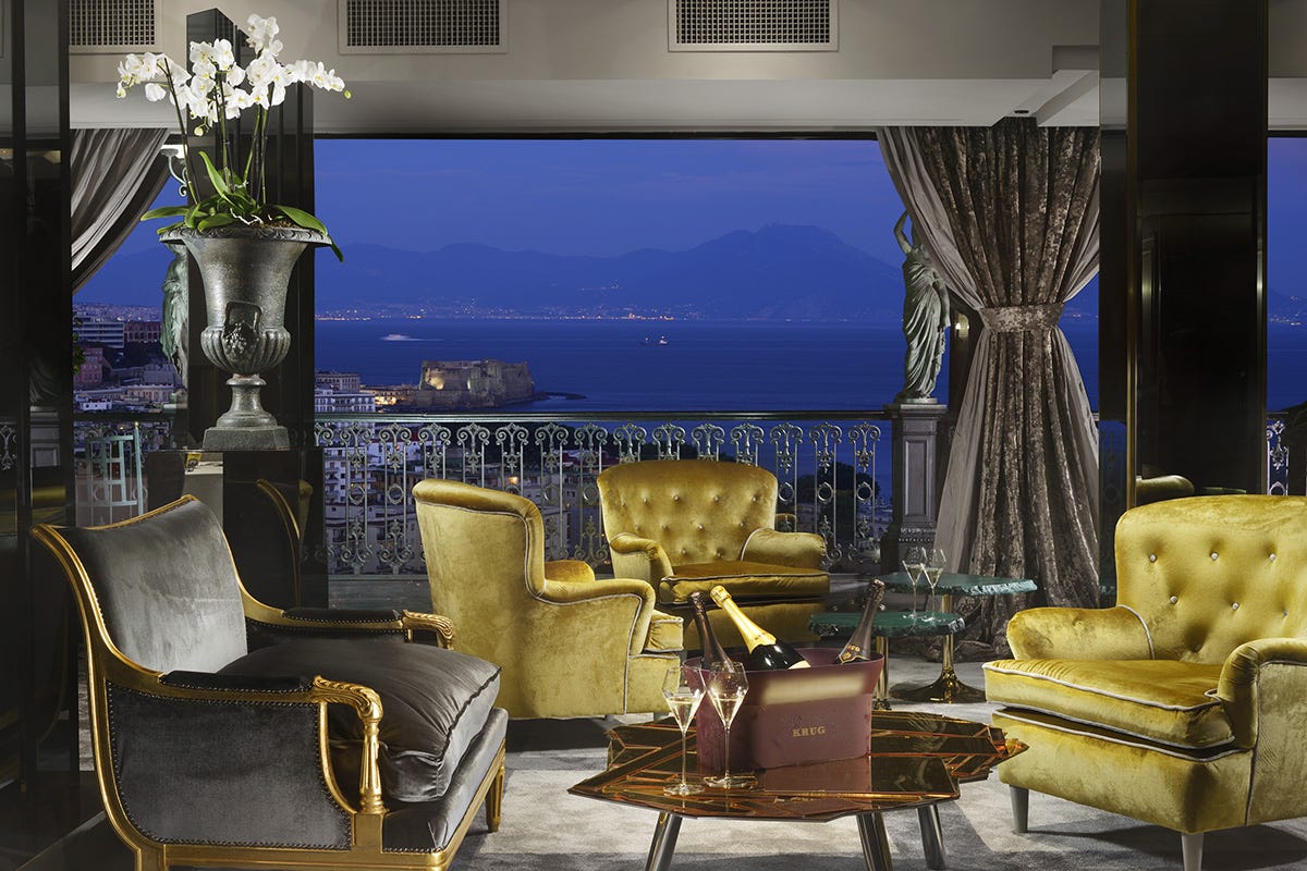 Il rooftop del più antico hotel di Napoli evolve e diventa Bidder Bar Dove berrebbe James Bond a Napoli? Al nuovo Bidder Bar del Grand Hotel Parker’s