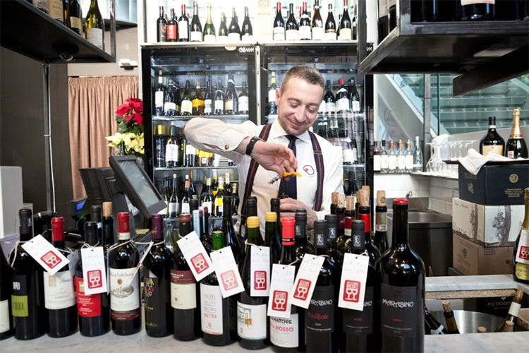 Luca Boccoli - Luca Boccoli, i vini e le loro storie  sul bancone del Mercato Centrale a Roma
