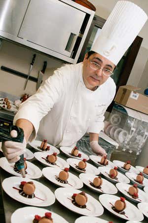 Luca Mannori prepara Pure & Sour Luca Mannori prepara Pure & Sour