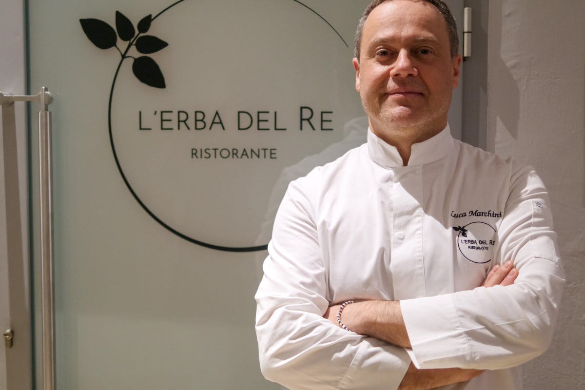 Lo Chef Marchini accanto al nuovo logo per il ventennale Luca Marchini: Sono 15 anni che l’alta cucina è diventata completamente insostenibile