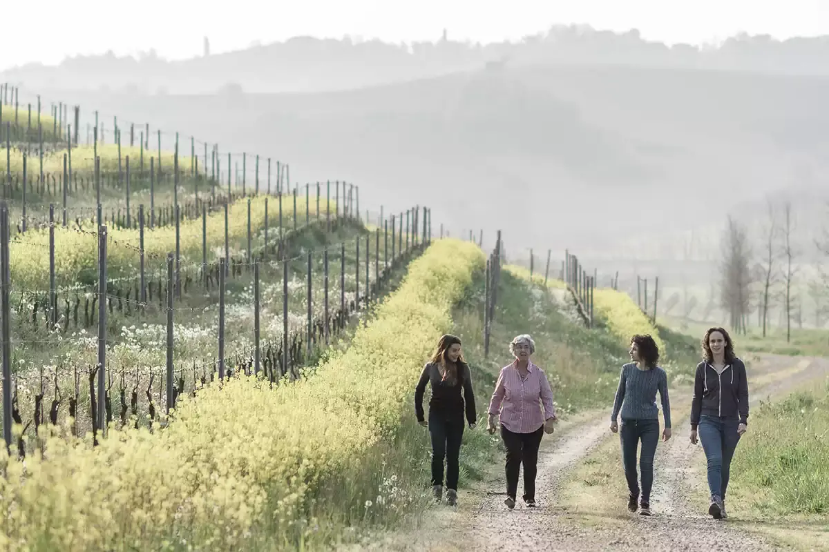 Lucrezia Povero, a sinistra, con la mamma e le sorelle nei vigneti di Cascina V&egrave;ngore Il sapore delle Terre Alfieri nei vini di Cascina V&egrave;ngore