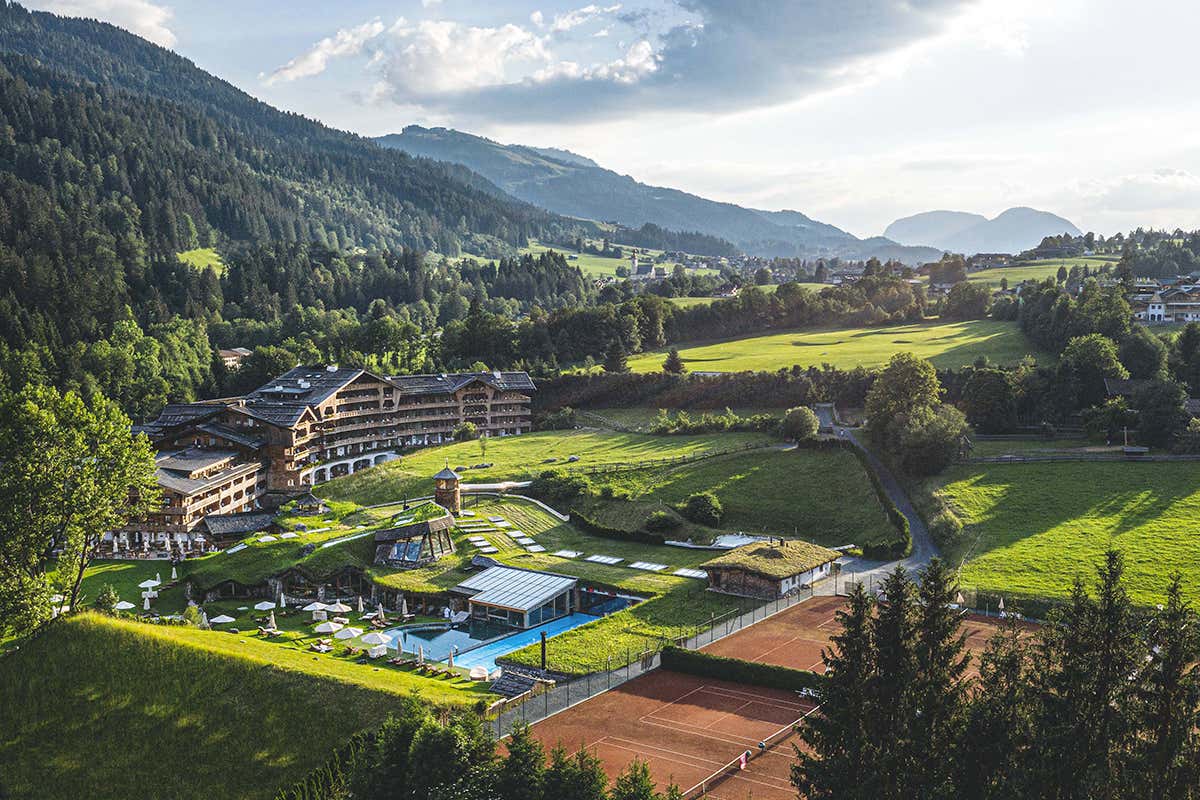 Il resort Stanglwirt ai piedi del Wilder Kaiser, tra architettura alpina e paesaggio naturale