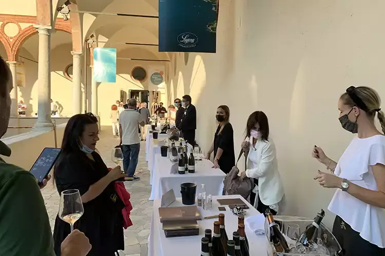 Lugana Armonie senza Tempo: le aziende vinicole &ldquo;Armonie senza tempo&rdquo;: Lugana in passerella a Milano