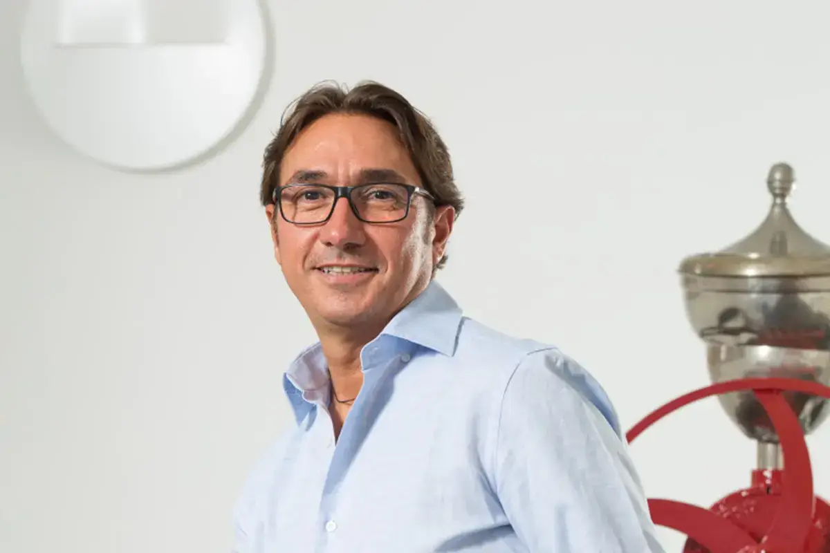 Luigi Morello Pioggia e tavolini sui marciapiedi I bar ripartono, ma che fatica!