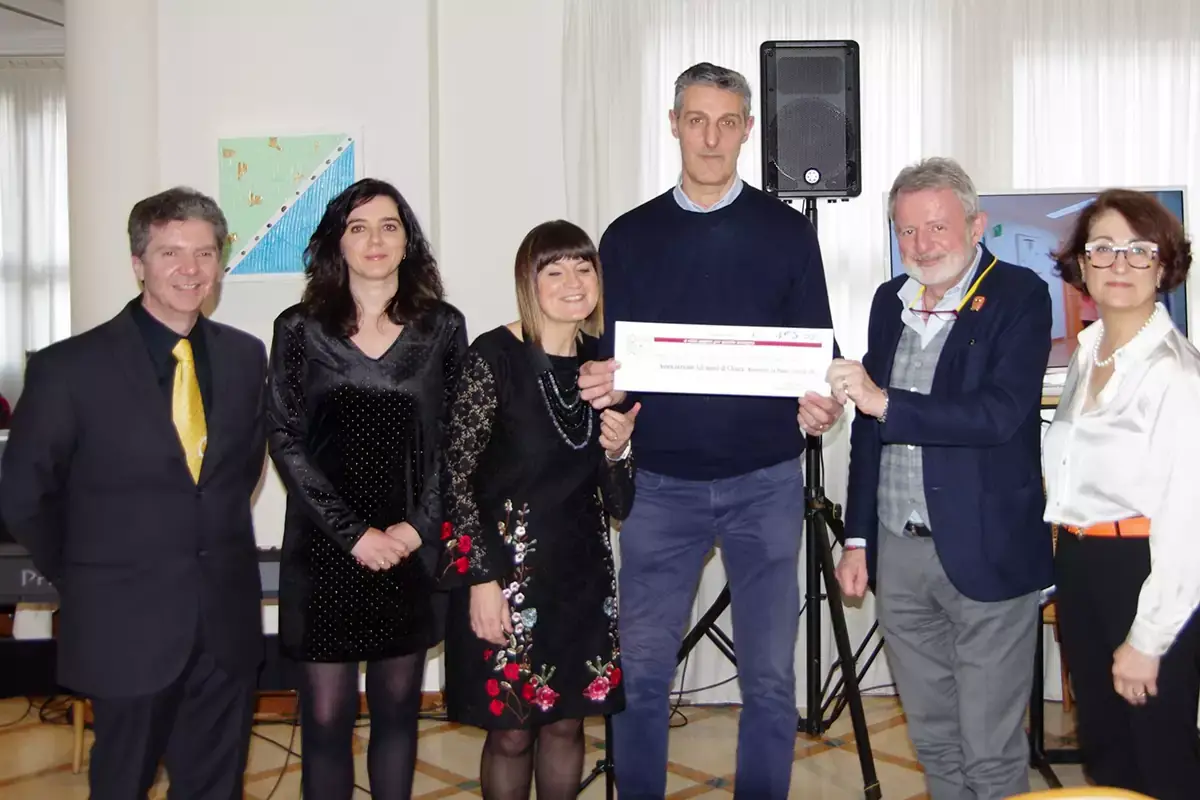 Alberto Lupini consegna a Roberto Gualtieri il ricavato della raccolta benefica La tavola di solidariet&agrave; dei Ristoranti Regionali-Cucina Doc