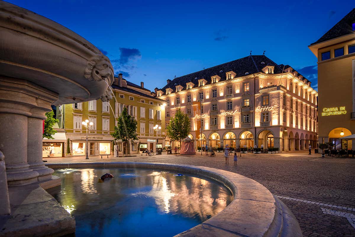 Lo Stadt Hotel Città visto da Piazza Walther a Bolzano La Belle Époque rivive allo Stadt Hotel Città grazie a Lusini