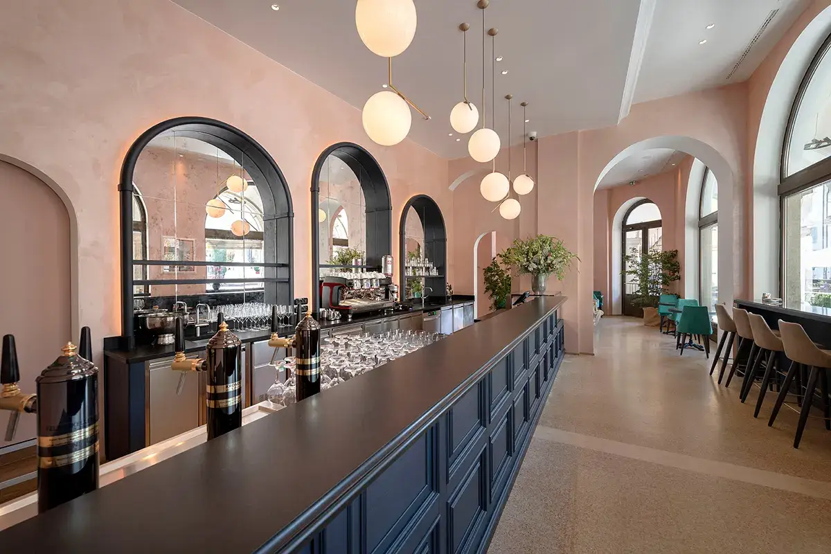 Allo Stadt Hotel Città ambienti eleganti per gustare un ottimo aperitivo La Belle Époque rivive allo Stadt Hotel Città grazie a Lusini